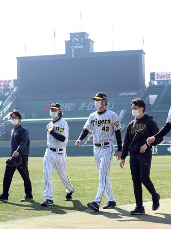 　チームの集合写真の撮影に向かうウィルカーソン（中央左）とケラー（中央右）＝撮影・山口登