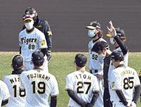 　練習前、ウィルカーソン（右から４人目）とケラー（右から２人目）は矢野監督らナインにあいさつする（撮影・山口登）