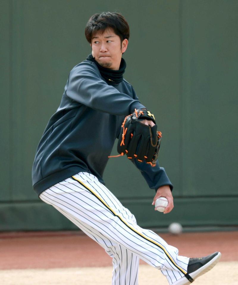 　強めのキャッチボールで調整する岩貞（撮影・坂部計介）