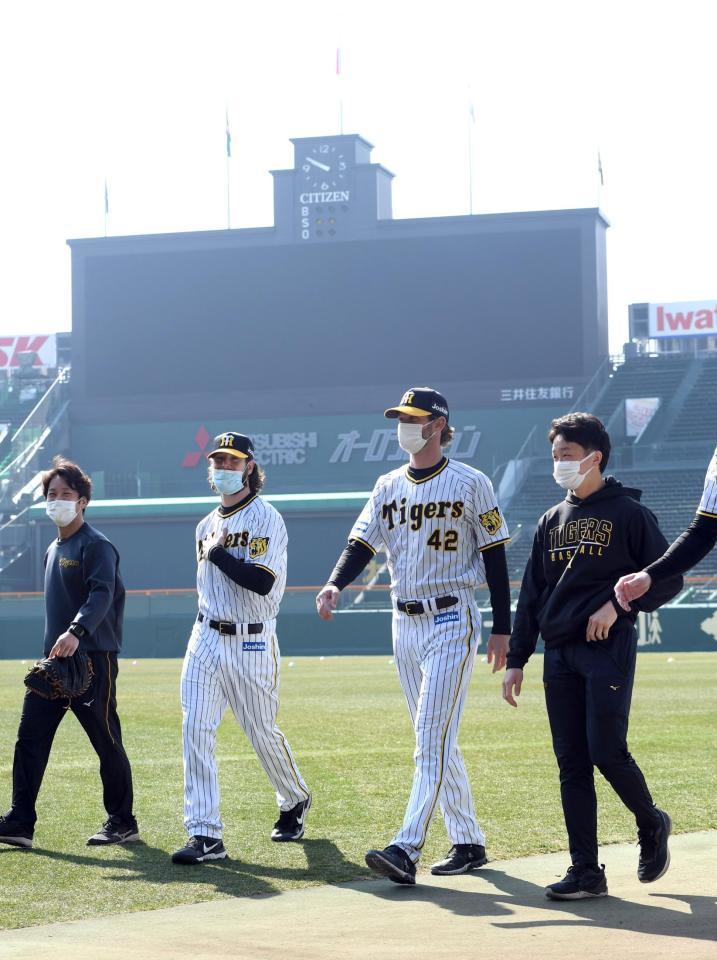 　チームの集合写真の撮影に向かうウィルカーソン（中央左）とケラー（中央右）＝撮影・山口登