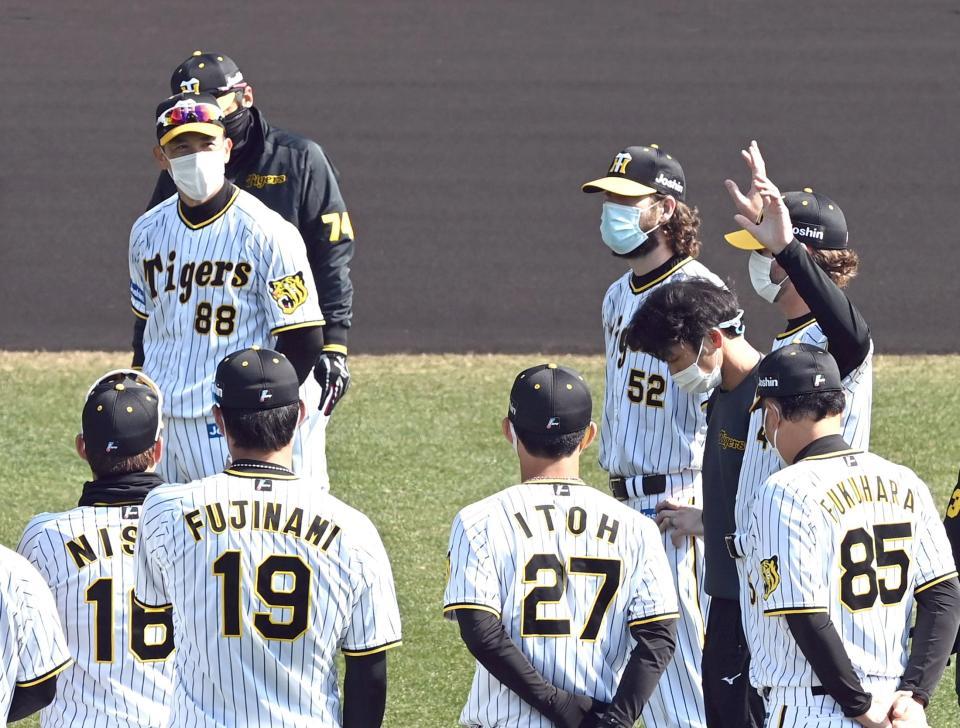 　練習前、ウィルカーソン（右から４人目）とケラー（右から２人目）は矢野監督らナインにあいさつする（撮影・山口登）