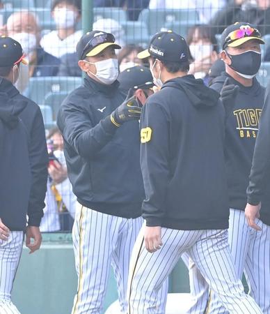 中日に勝利し、青柳とタッチを交わす矢野監督（撮影・高部洋祐）
