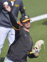 　キャッチボールするケラー