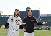 　ウィルカーソン（左）とカイルは笑顔でポーズを決める（撮影・山口登）