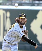 　キャッチボールするウィルカーソン