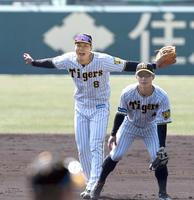 　二塁でシートノックを受け（左）、声を出しアピールする佐藤輝