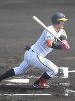 　１回、４番デビューし、初タイムリーを放つ前川（撮影・石井剣太郎）