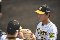 　ナインとグータッチをかわす森木（撮影・石井剣太郎）