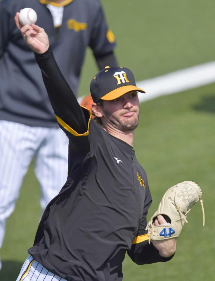 　キャッチボールするケラー