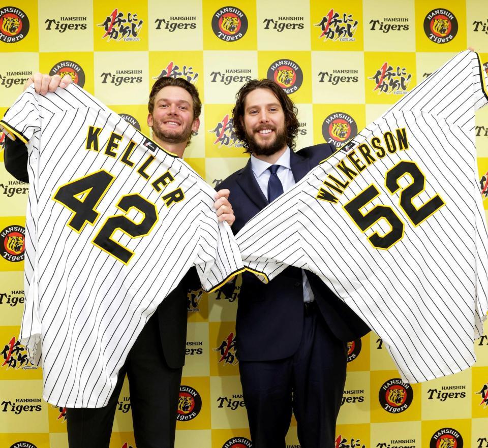 　ユニホームを手に笑顔を見せるカイル（左）とウィルカーソン