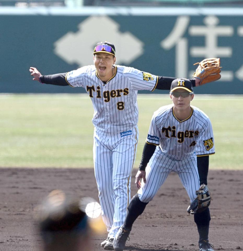 　二塁でシートノックを受け（左）、声を出しアピールする佐藤輝