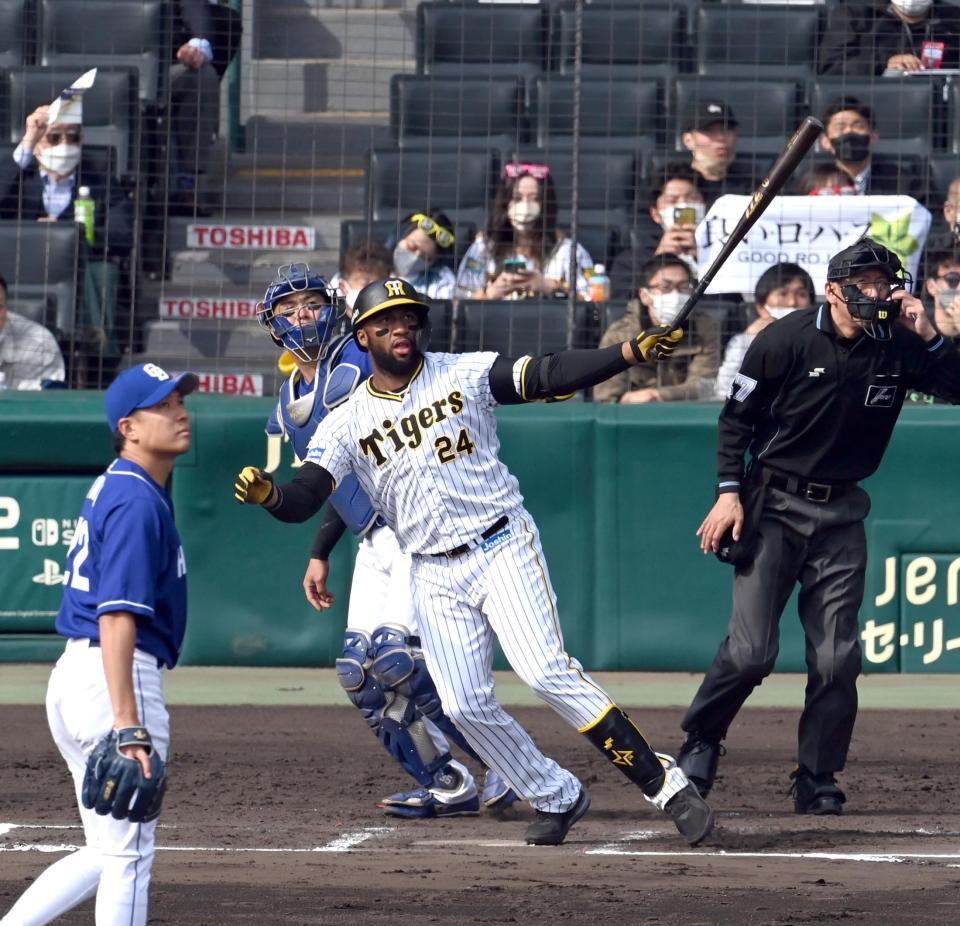 　６回、ロハスは左越え適時打二塁打を放つ（撮影・山口登）