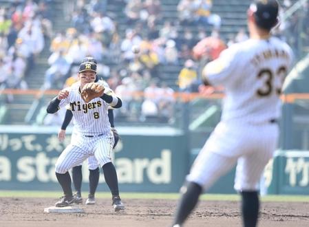 試合前のシートノックでもセカンドを守る佐藤輝（撮影・飯室逸平）