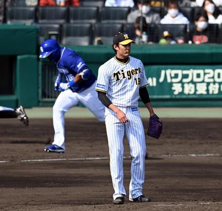 ４回、藤浪はビシエドを併殺に打ち取る（撮影・山口登）