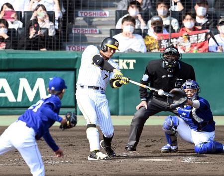 ５回、代打の糸井は中前に先制適時打を放つ（撮影・山口登）