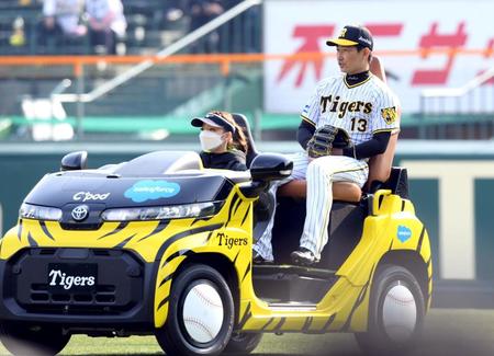 ７回のマウンドへ向かう岩崎（撮影・田中太一）