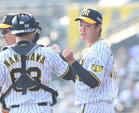 　中川とタッチを交わす斎藤（撮影・飯室逸平）