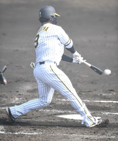 　２回、右前打を放つ高山（撮影・石井剣太郎）