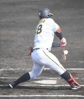 　６回、安打を放つ前川（撮影・石井剣太郎）