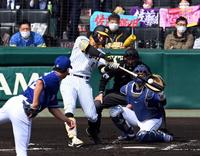 　１回、佐藤輝は先制の左犠飛を放つ（撮影・山口登）