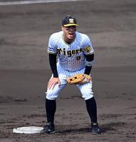 ４番セカンドで先発する佐藤輝（撮影・山口登）