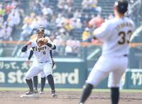 試合前のシートノックでもセカンドを守る佐藤輝（撮影・飯室逸平）