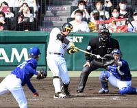 ５回、代打の糸井は中前に先制適時打を放つ（撮影・山口登）