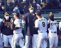 　ナインを迎える藤浪（中央）＝撮影・山口登