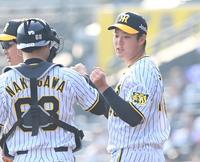 　中川とタッチを交わす斎藤（撮影・飯室逸平）