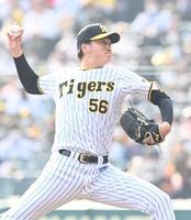 　８回、力投する小林（撮影・飯室逸平）