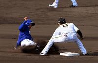 　６回、岡林は盗塁を狙うもアウトになる（撮影・山口登）