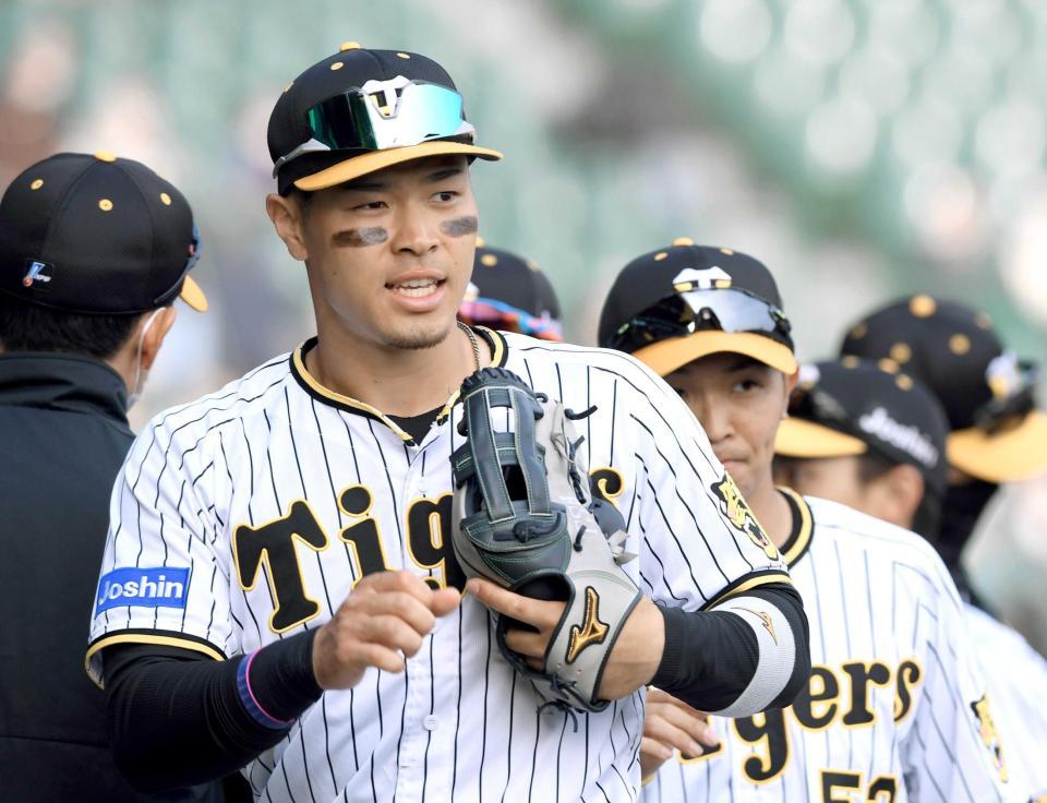 　祖父母の住む東北への思いを胸に、勝利を喜ぶ佐藤輝（撮影・田中太一）