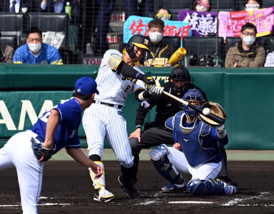 　１回、佐藤輝は先制の左犠飛を放つ（撮影・山口登）