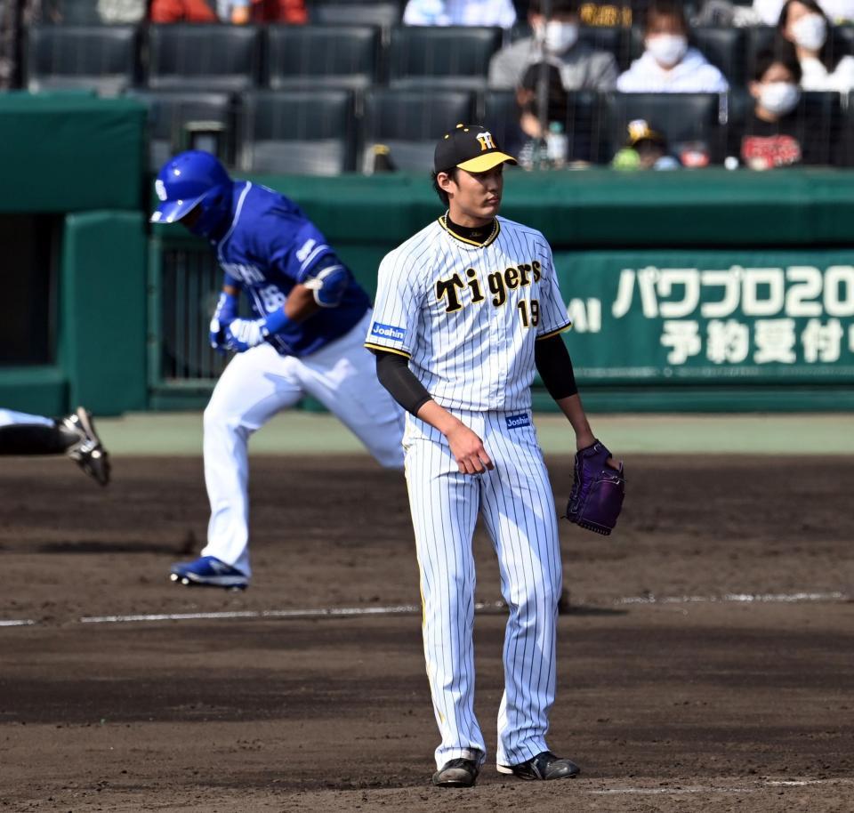 ４回、藤浪はビシエドを併殺に打ち取る（撮影・山口登）