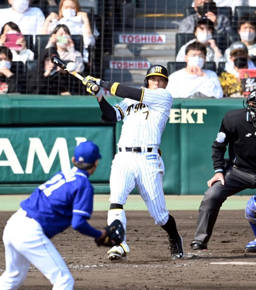 ５回、代打の糸井は中前に先制適時打を放つ（撮影・山口登）