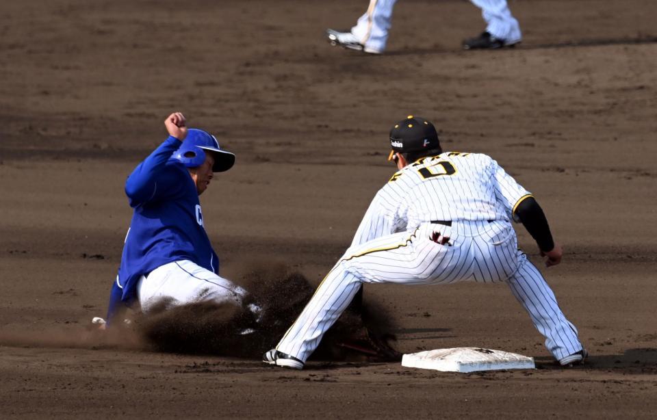 　６回、岡林は盗塁を狙うもアウトになる（撮影・山口登）