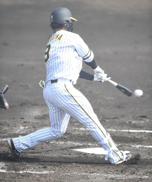 　２回、右前打を放つ高山（撮影・石井剣太郎）