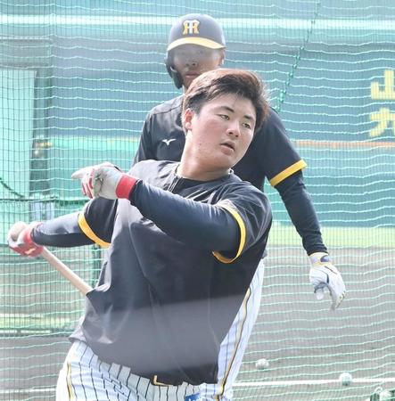 　佐藤輝（後方）が見つめる中、１軍に合流した前川はティー打撃をする（撮影・田中太一）