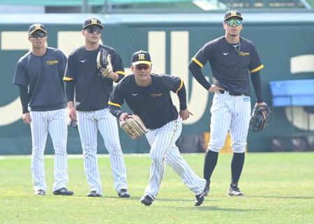 　佐藤輝（右端）らと外野ノックを受ける前川（撮影・飯室逸平）