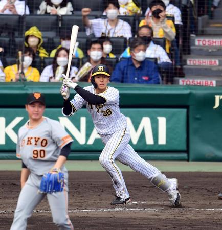 　７回、小幡は左中間に逆転適時二塁打を放つ（撮影・山口登）