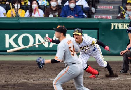 　９回、前川は右前打を放つ（撮影・山口登）