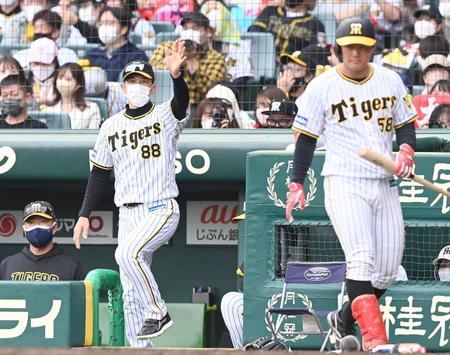 　９回、選手交代を告げる矢野監督（撮影・飯室逸平）