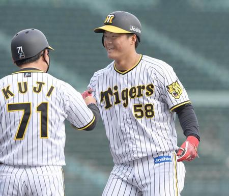 　７回、安打を放った前川は笑顔を見せる（撮影・田中太一）