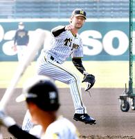 　打者を相手に投げ込んだケラー（撮影・田中太一）