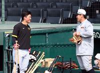 　前川（左）は岡本和にあいさつする（撮影・山口登）