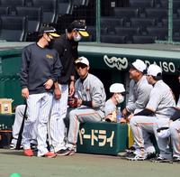 　藤浪（中央左）は中田（中央右）にあいさつする（撮影・山口登）