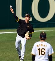 　森木は西勇（手前）とキャッチボールをする（撮影・山口登）