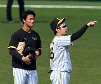 　森木（左）は西勇からアドバイスを受ける（撮影・山口登）