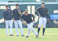 　佐藤輝（右端）らと外野ノックを受ける前川（撮影・飯室逸平）