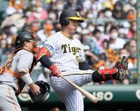 　２回、空振り三振に倒れる前川（撮影・田中太一）